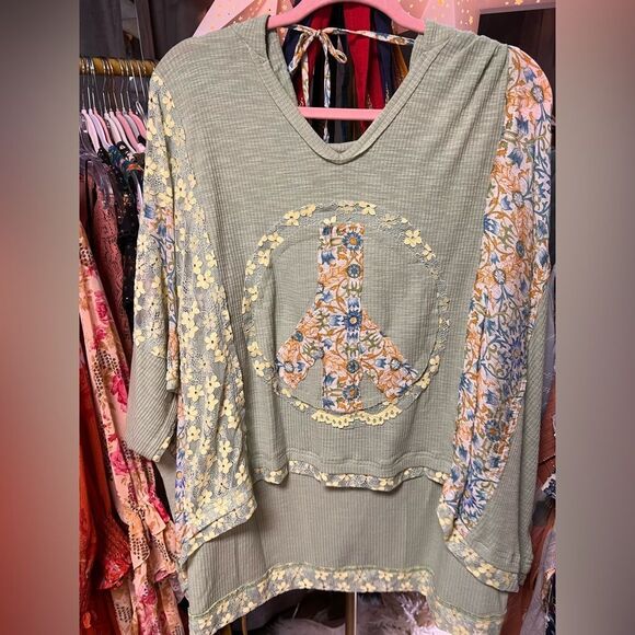 POL V-Neck Floral Print Multi Color Peace Patch Hooded Top in Sage/Yellow NWOT - Picture 3 of 5